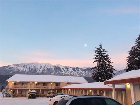 SELKIRK INN .